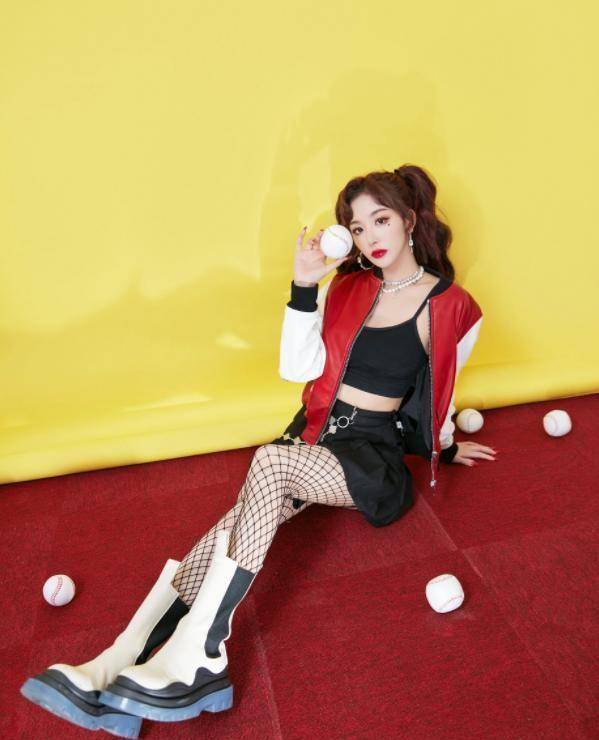 孔雪儿终于对渔网袜下手了,搭配儿童背心秀身材,蜂腰细腿贼撩人_时尚