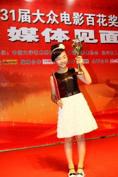 2010年,张子枫和王宝强,陶虹主演了电视剧《我的父亲是板凳》,在剧中