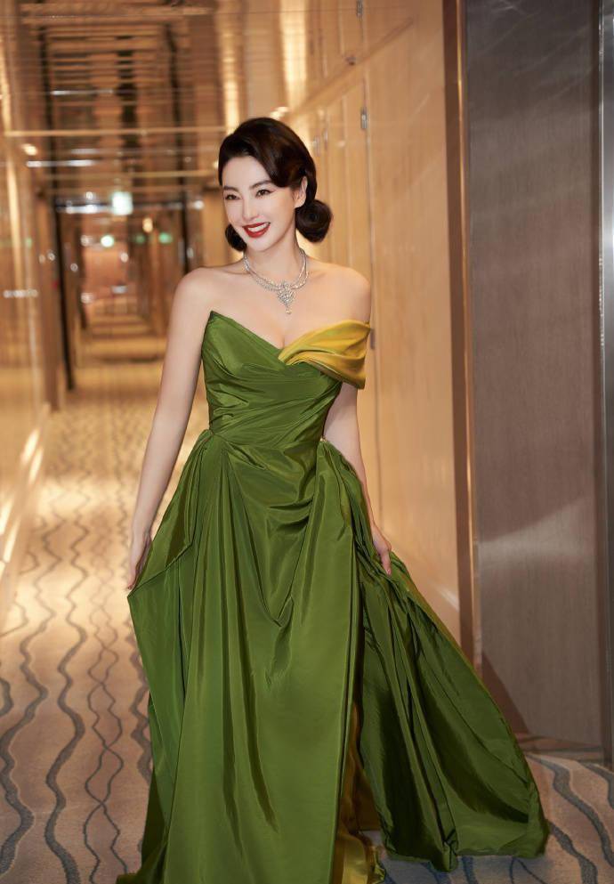 张雨绮身着露背装再现2013年绿裙造型,变身18岁少女般的复古名媛