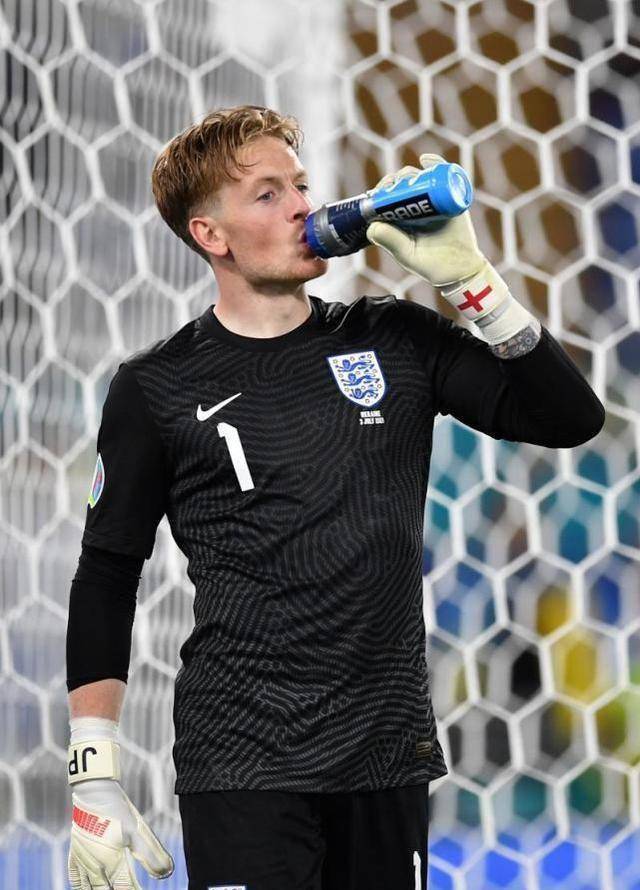 皮克福德欧洲杯五场"封神",他也如愿拿到了偶像的签名球衣_英格_比赛