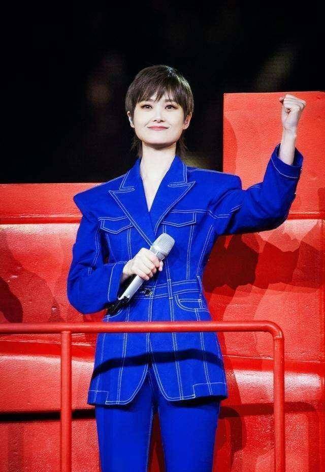 不仅有着冠军头衔,更是成为了当代歌坛里最优秀的女歌手之一,她精通