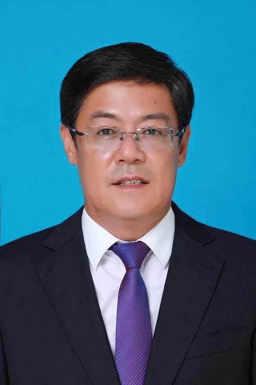 周桂荣,男,汉族,1966年11月生,籍贯准格尔旗,1986年7月参加工作.