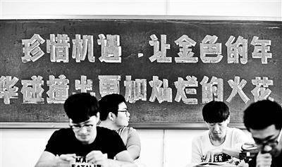 广西“高考疯子”，大三辍学，为考清华复读8次，今从事什么工作