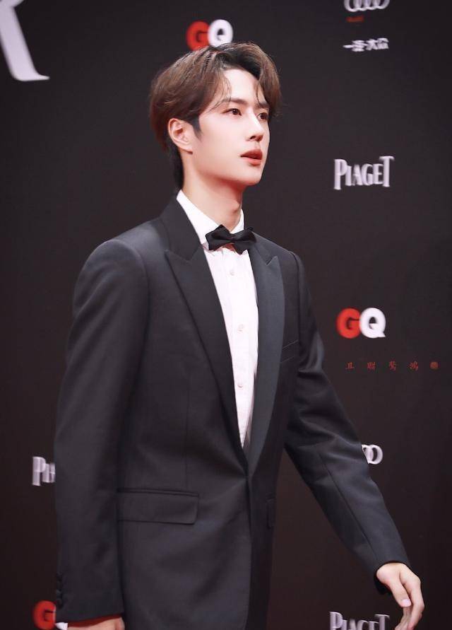 去年王一博穿西装走红毯,今年被送到村里挖藕!