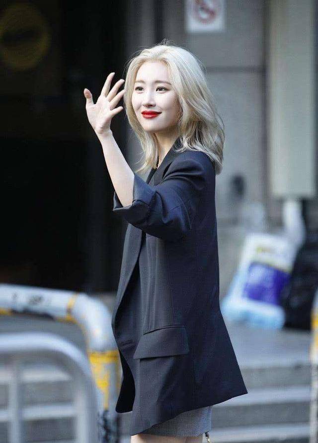 南韩"腿精"宣美开通微博,昵称取为粉丝名,晒精致自拍照打招呼_刘亦菲