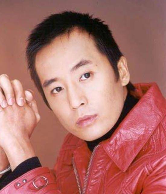 是亚视的演员,还是亚视力捧的小生,在很多剧集中都有机会出任男一号