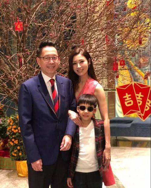 霍启刚和郭晶晶今年秀恩爱,过年陪她回娘家,李嘉欣却被赶出家门