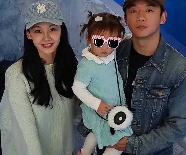 郑恺苗苗带女儿和张馨月母女聚餐,林峯女儿五官立体,姐妹比喝奶