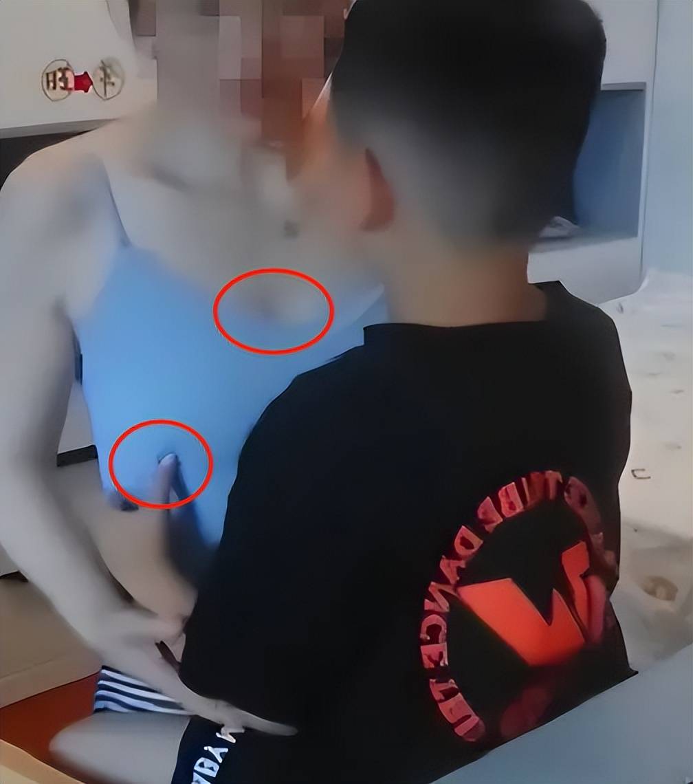 妈妈“穿着清凉”让6岁儿子跨坐腿上，举止亲密，网友看不下去了_手机搜狐网