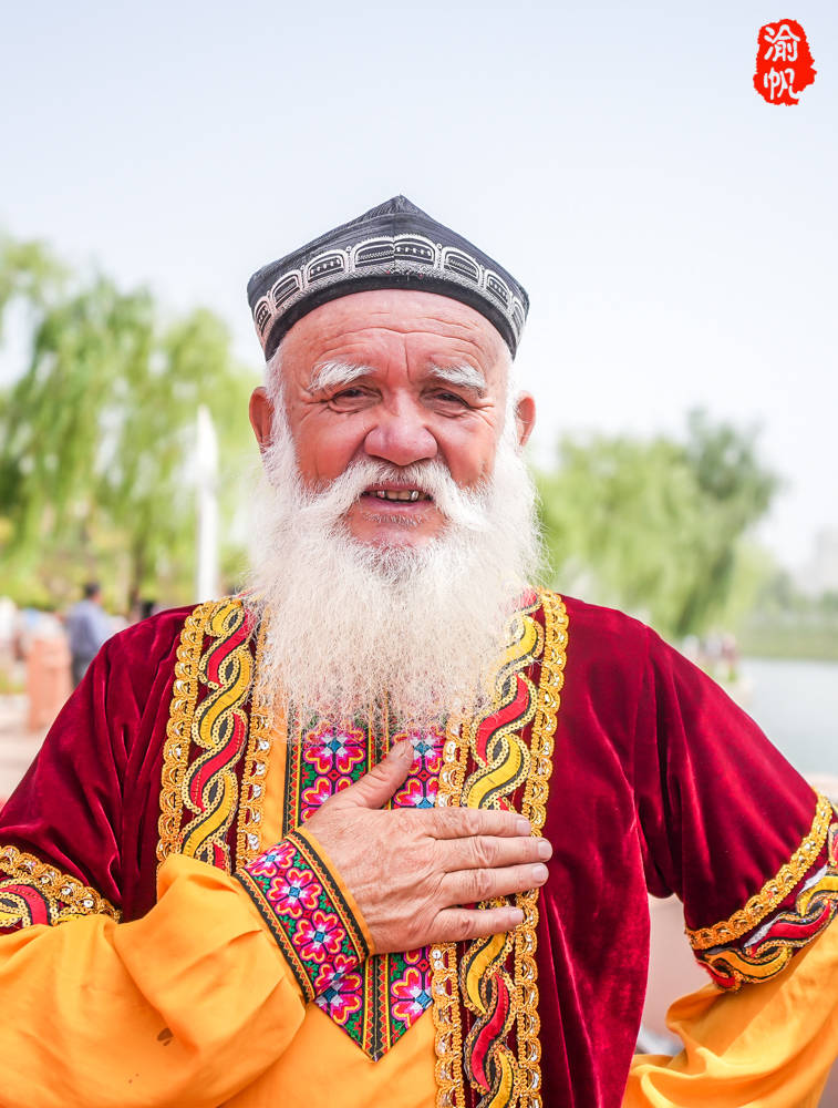 新疆有位83岁的网红爷爷，玩机车拍抖音传承非遗，邀我去他家做客