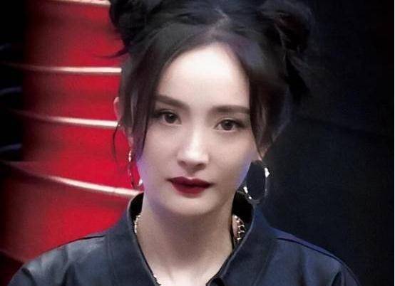 女神杨幂现身《王牌对王牌》,一身装扮十分抢眼,少女打扮引争议