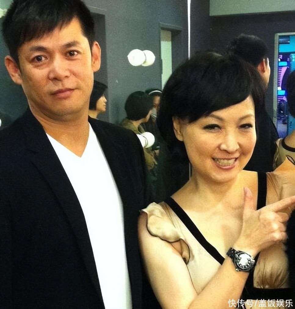 曾和大自己12岁的王美华恋爱,而王美华是曾志伟前妻,曾宝仪的妈妈