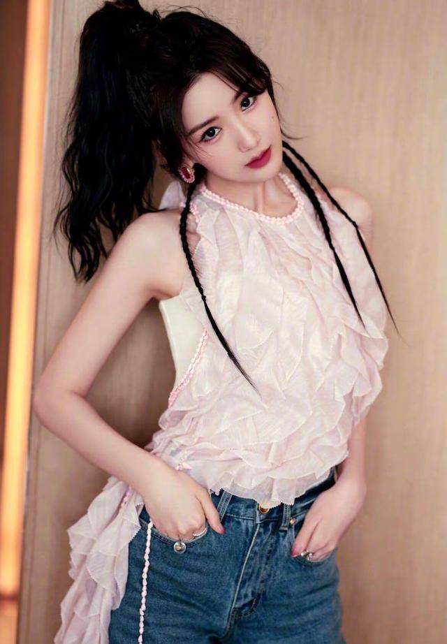 只见画面中,毛晓彤留有时下正火的半扎马尾,温柔妩媚的八字刘海利用