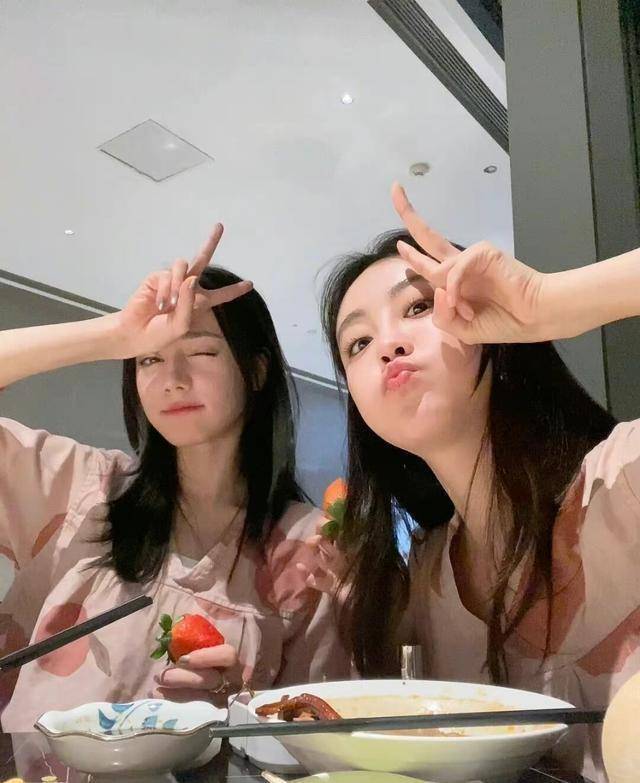 祝绪丹晒迪丽热巴奇怪可爱合照,杨幂:没捧过她_镜头_美女_什么