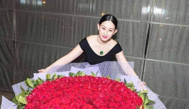 她是赵文卓的老婆,当年女追男成功八年生3胎,现3孩子都像父亲_张丹露