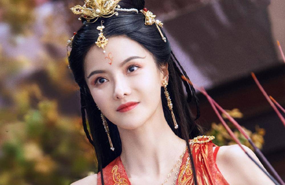 最后是初凰的饰演者张芷溪,这次她演的又是回忆里的白月光母亲.
