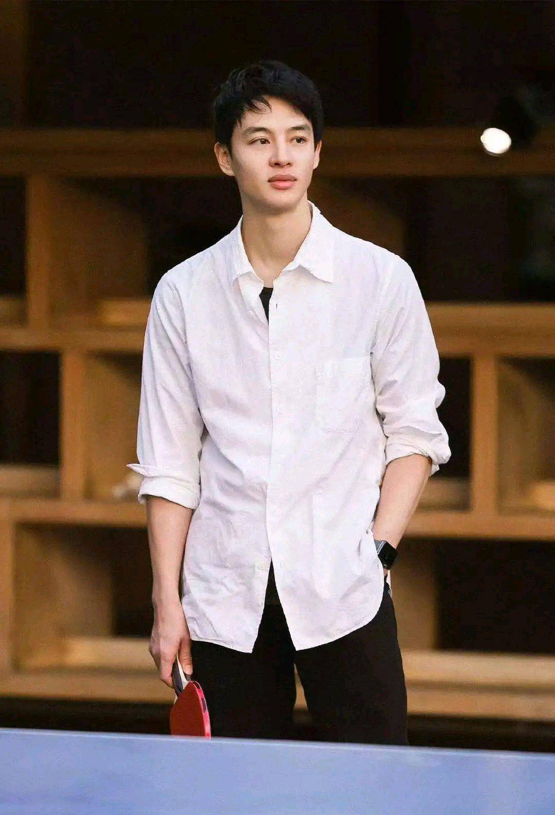 著名男星尹昉宣布当爹晒全家福妻子颜值超高此前从未公开恋情