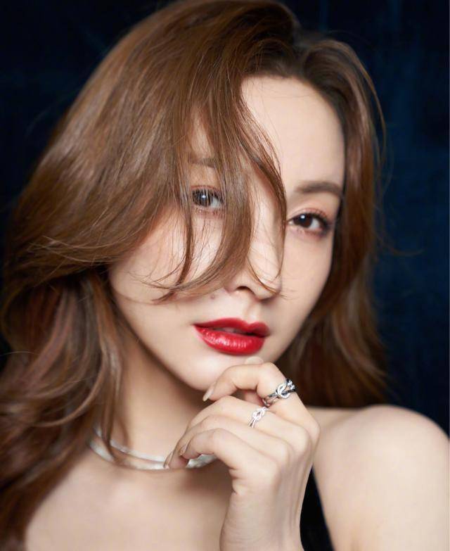 吴昕的五官是很立体的,她的鹰钩鼻超级好看,特别的挺拔,这一点让吴昕