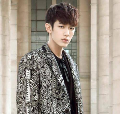 黄皓萧亚轩的男友还有很多,像李威,石正祥,田恩沛,毛加恩,白梓轩等等