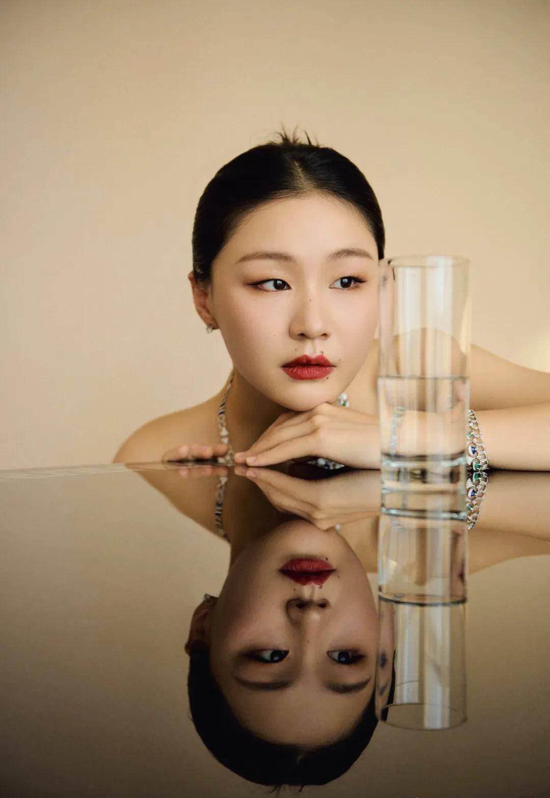 金靖出席参加第31届中国电视金鹰奖活动,金靖社交平台晒出造型写真