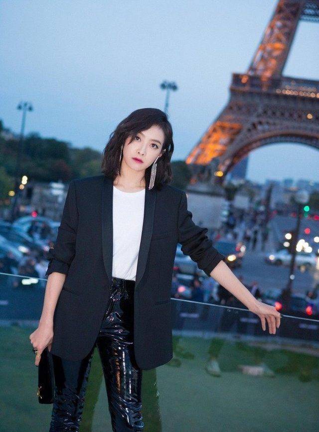 宋茜亮相巴黎时装周,上穿白t西装,下半身穿漆皮长裤,脚蹬漆皮靴完美