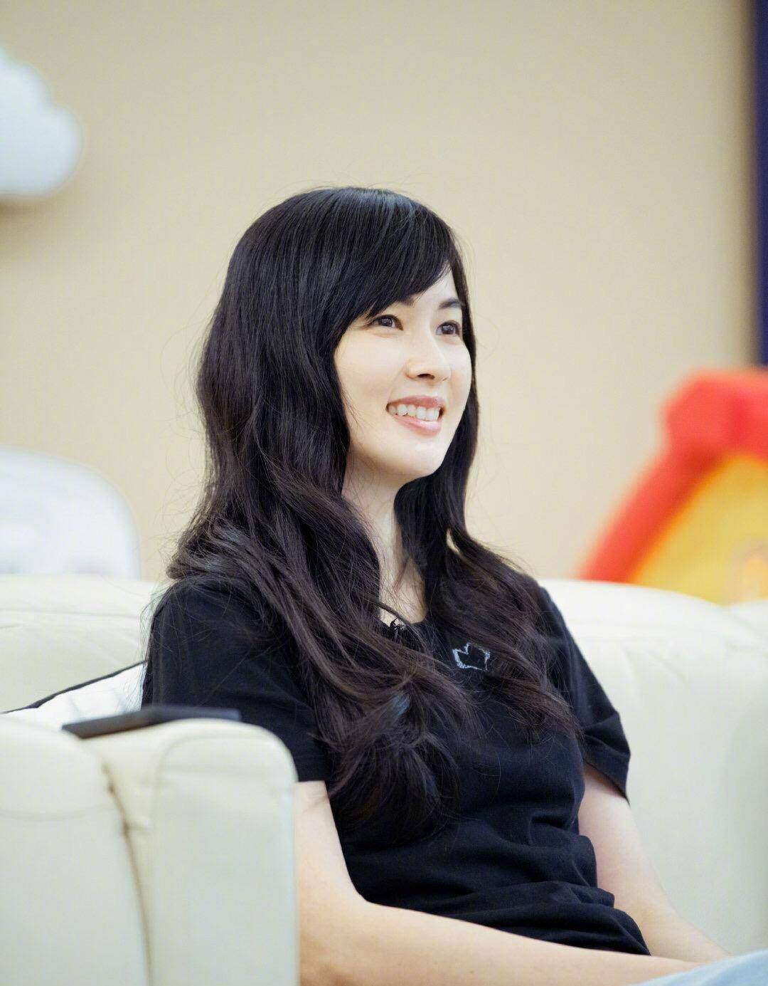 他的妻子虽有出镜,也是全程带着口罩,所以林丽吟这次愿意和丈夫吴尊一