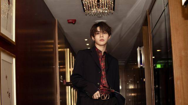 王晨艺与r1se赛后首同场一张专辑疑暴露了他们的关系_何洛洛_互动