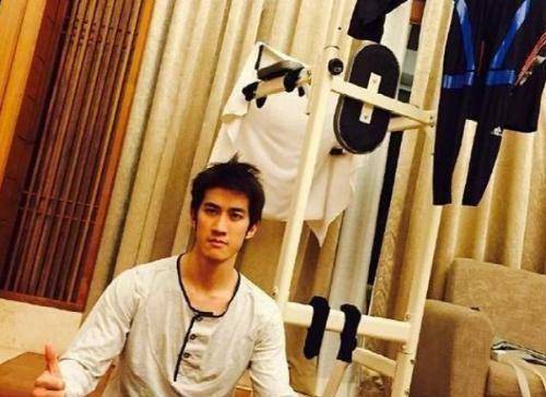 晒晒李治廷的豪宅:沙发边摆满了粉丝礼物,一家人一起吃饭真幸福_装修