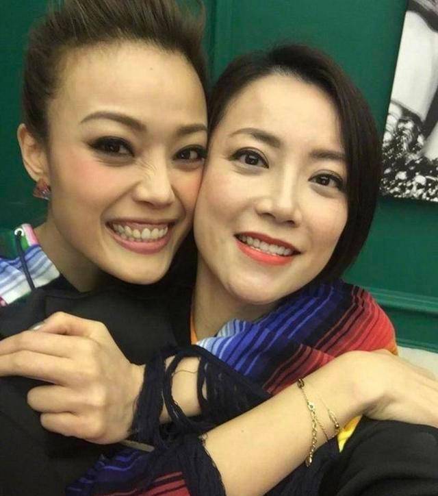 容祖儿出道21年,曾受质疑,幸获霍汶希力撑终成天后_joey_车牌_杨受成