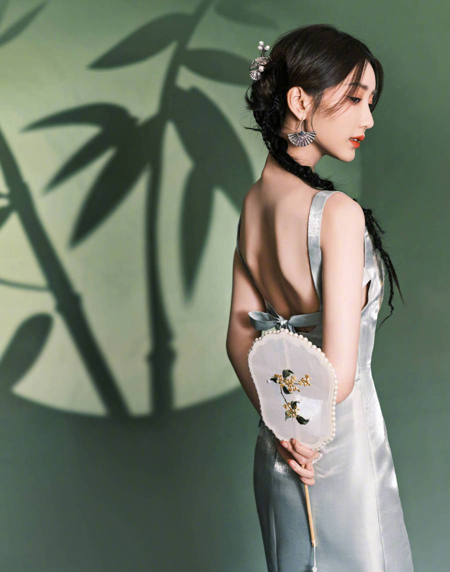 知名女星毛晓彤晒出清冷写真,肤白貌美双唇性感,气质如兰_照片_连衣裙
