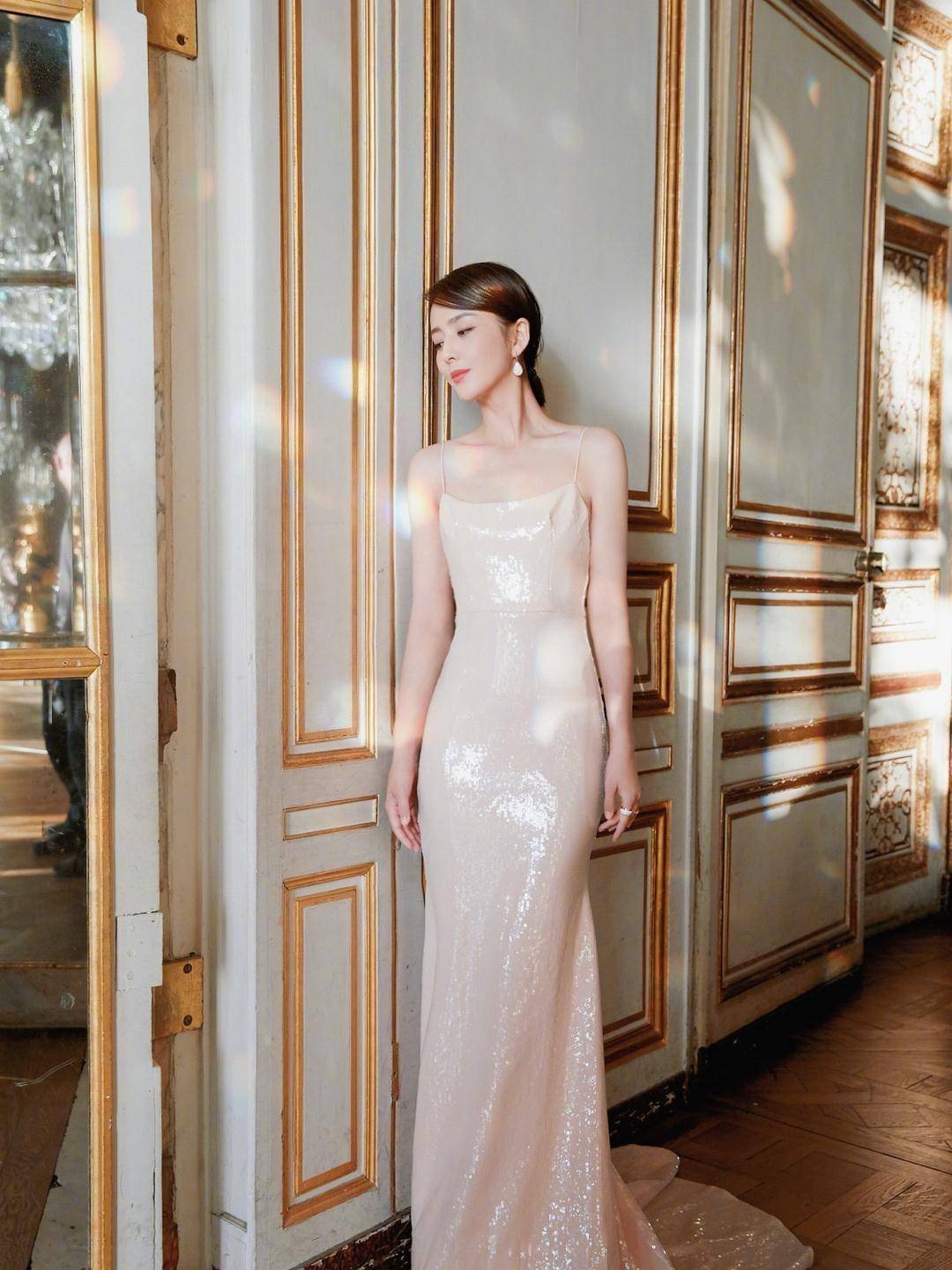 佟丽娅穿西装玩起"下衣失踪",秀纤细"筷子腿",美得优雅动人_造型_气质