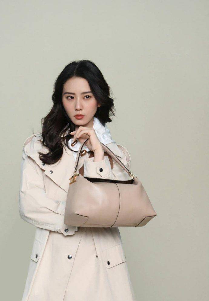 刘诗诗早春穿搭,精致高级,时髦又吸睛,不愧为米兰时装周常客_时尚