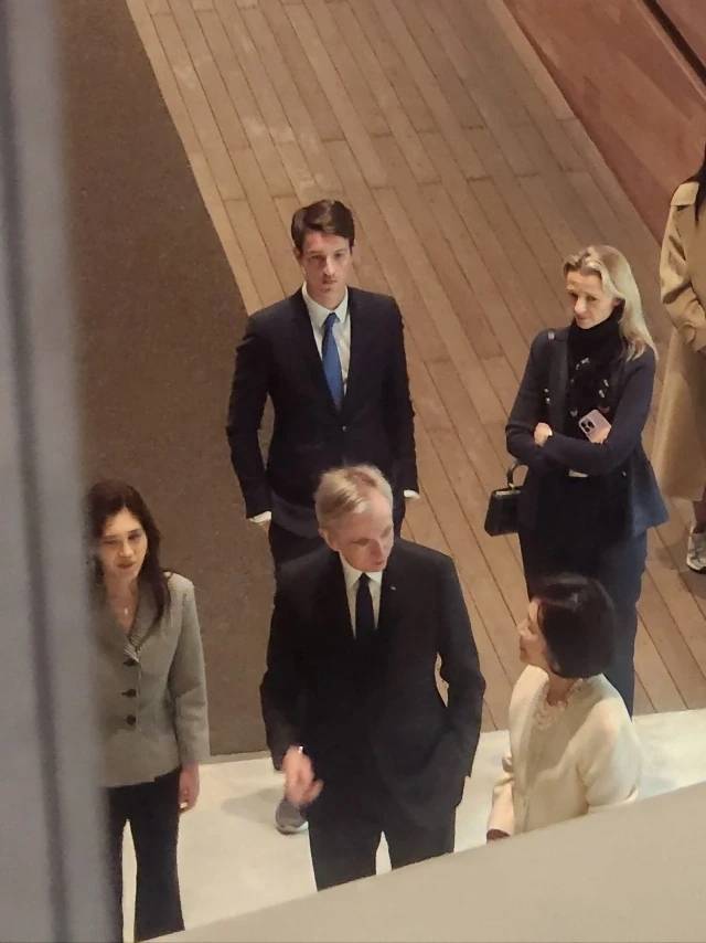 这不禁让人猜想,两人之间的关系是否有更多的内幕.