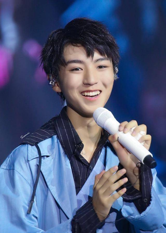 王俊凯发自拍,笑容逐渐消失?网友:这组表情包我找了好久!