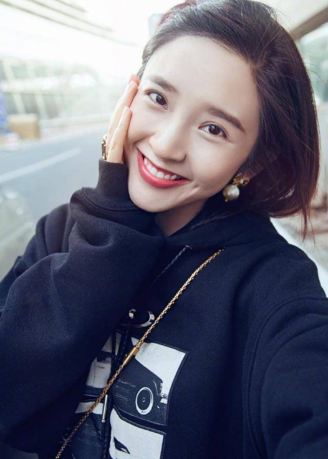 唐艺昕婚后穿黑色卫衣戒指超抢眼,唇红齿白笑容甜美似蜜糖!