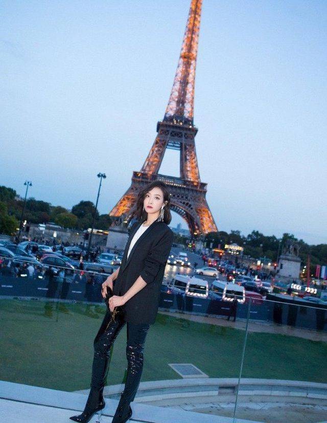 宋茜妩媚红唇亮相时装周漆皮裤配皮靴被赞:又酷又帅又冷艳_网友_叛逆