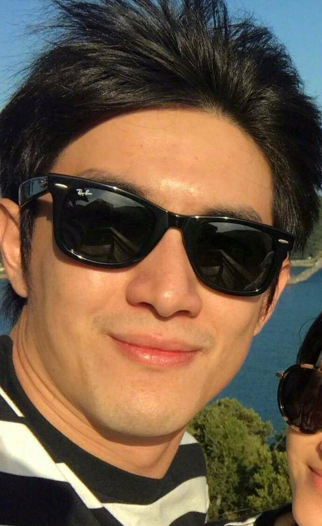 不过,情侣纹身,情侣装,再加上情侣名字,张若昀和唐艺昕两个人真的是想