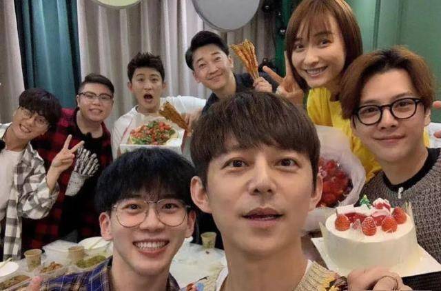 跟何炅牵手的神秘男子,疑似比他小22岁的男星费启鸣_朋友_身高_工作