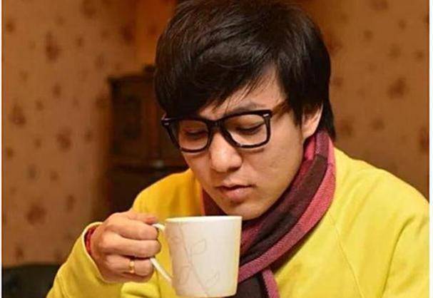 他是孙俪的同班同学,曾出演严重谢顶的三毛,如今颜值帅到掉渣_孟智超