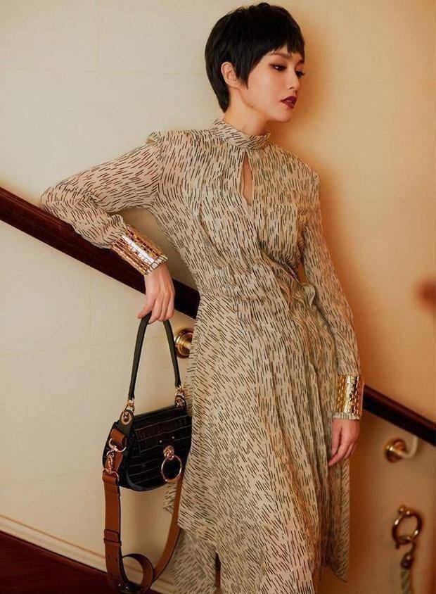 唐嫣剪超短发,化烟熏妆穿密集老花镂空连衣裙,形象大变不敢认_造型