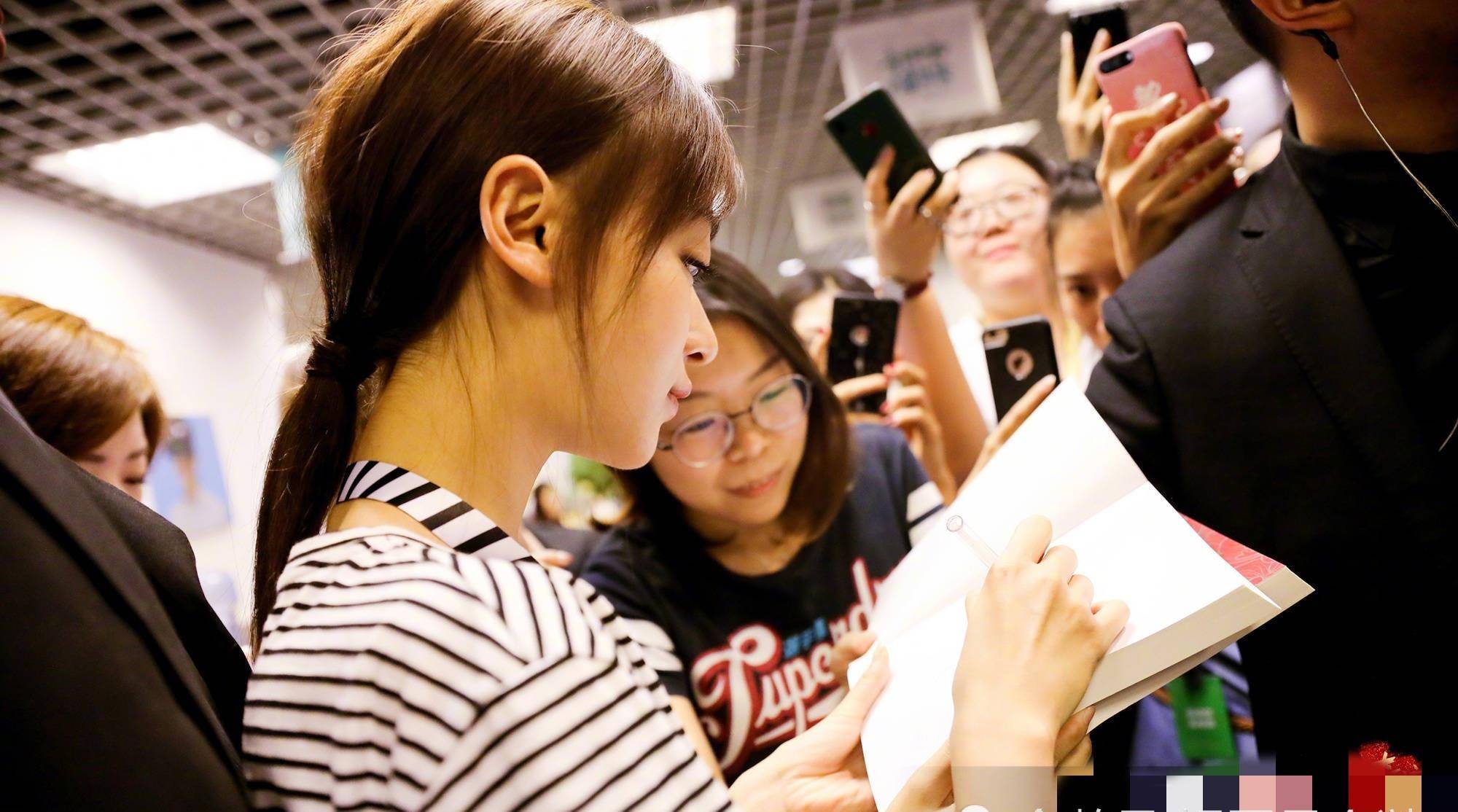 吴谨言被批后首现身,签名送盒饭显亲民,这波洗白真及时_延禧_团队