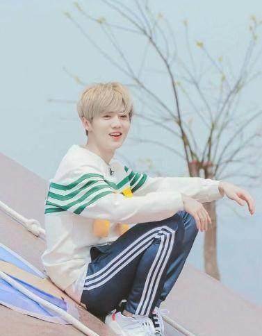 网友偶遇鹿晗,助理不让拍照,网友却被鹿晗这个动作圈粉了?