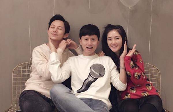 她是张杰前女友,曾怒扇谢娜2个耳光,37岁露背装"捞金"遭吐槽_段曦