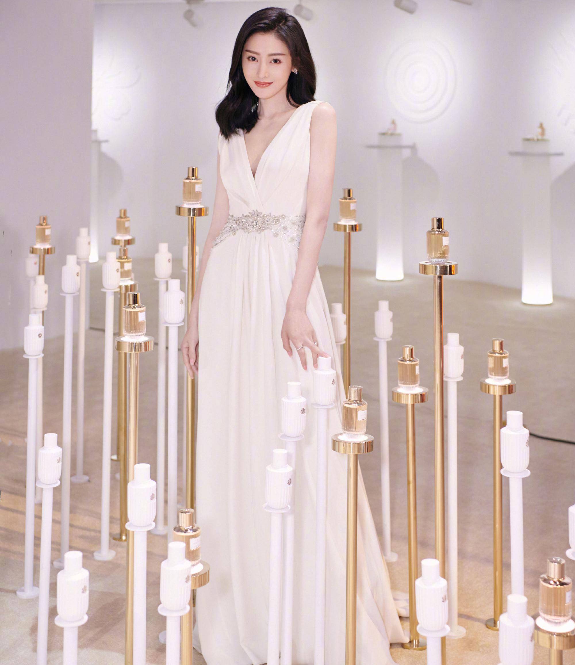 舒羞,扮演者:张艺上舒羞在原著中是媚骨天成的女