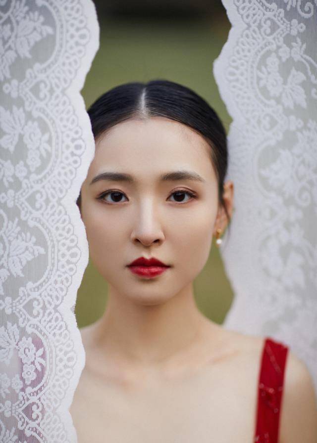 在韩栋版《鹿鼎记》中,她凭借古灵精怪的小郡主沐剑屏打开了一点点