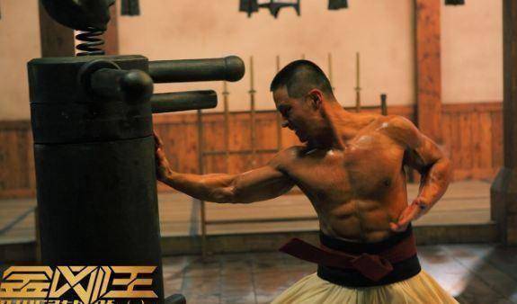 他的肌肉比甄子丹还要壮原本是一名唱跳歌手现转型成为动作演员