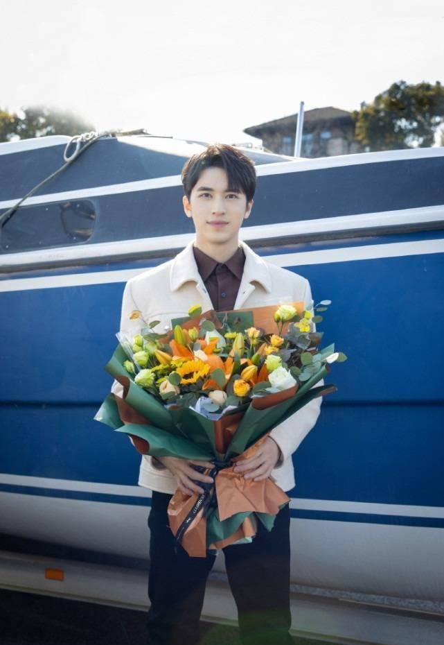 目前,虽然许魏洲本人还没有回应网上曝光的妻子的正面