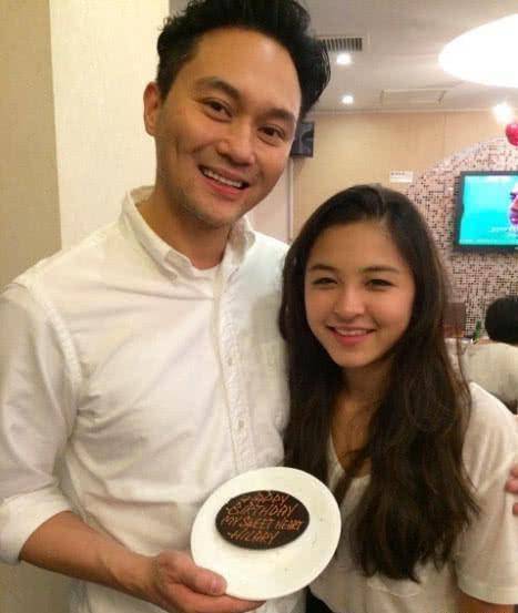 张智霖漂亮外甥女和富三代男友逛街两人接地气排队搭小巴回家_hilary