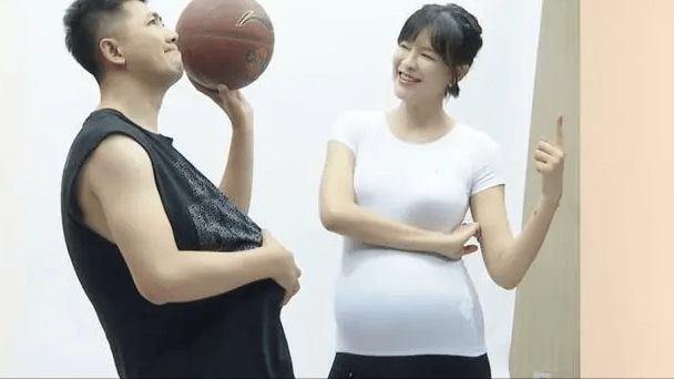 36岁嫁给自己经纪人,40岁怀孕生子,李艾:肥水不流外人田!