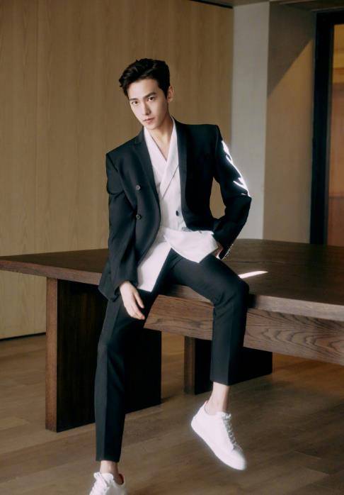 只希望杨洋能够一如既往的保持这么好的状态,不管是无修图还是工作室